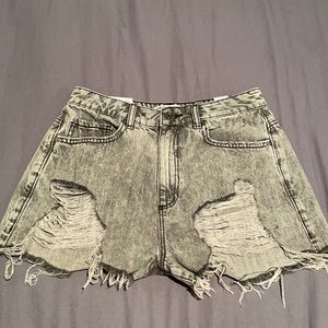 selling size 26 (or size 3)  garage jeans shorts. color is washed gray